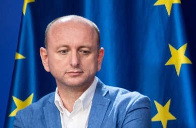 KNEŽEVIĆ NIJE ŠTEDIO MILATOVIĆA „Blago nama s Vama, gospodine predsjedniče!“