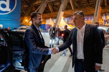 ZAKASNIO SA REAKCIJOM Na Maksimiru uživao u društvu Milanovića dok su se orila ustaška skandiranja a danas ih osuđuje