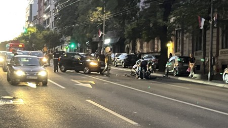 Vozilo televizije N1 udarilo policajca na motoru kod RTS-a (foto i video)