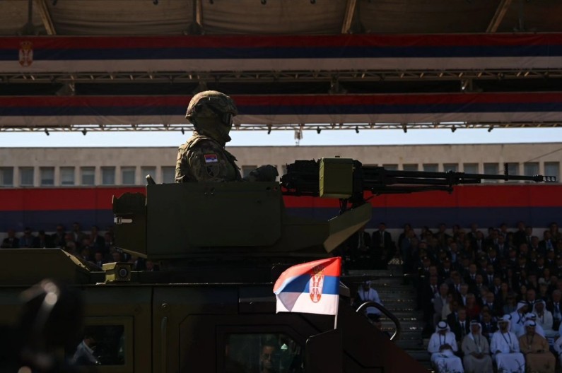 SRBIJA POKAZALA MOĆ Deset hiljada vojnika i 2.500 sistema naoružanja u perfektnom defileu (foto i video)