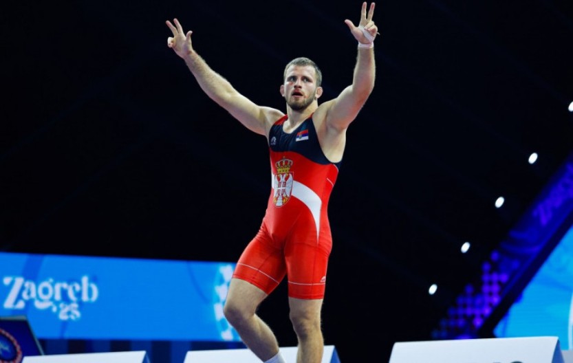 TRI PRSTA U SRED ZAGREBA Aleksandar Komarov šampion svijeta u rvanju