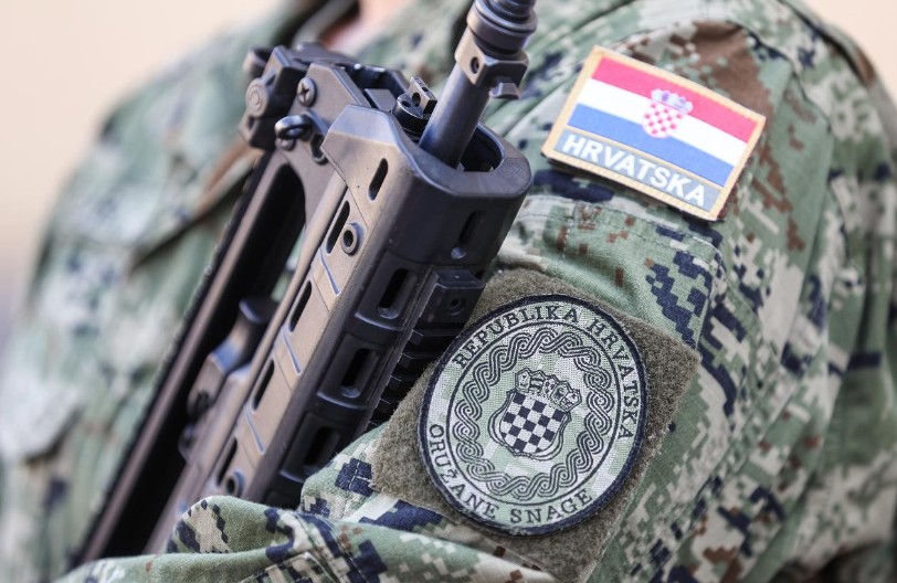 HRVATSKA OBJAVILA RAT KRMADIMA Svinje pod opsadom, vojska u pripravnosti