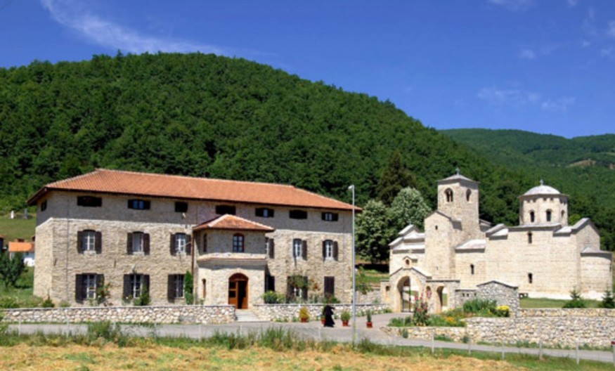 OPSADA SRPSKE SVETINJE Policija drži Đurđeve stupove pod obručem, mitropolit Metodije na udaru (video)