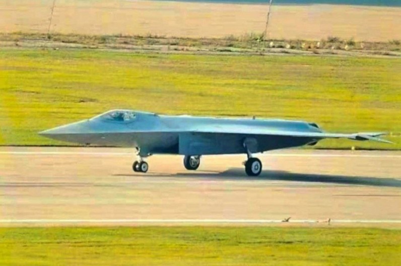 BEZ REPA I BEZ KONKURENCIJE Kineski avion šeste generacije prvi put usnimljen na pisti