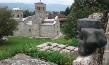 MATICA SRPSKA U CRNOJ GORI OGORČENA Ko upravlja policijom koja pod opsadom drži manastir Đurđeve Stupove, država ili mediji