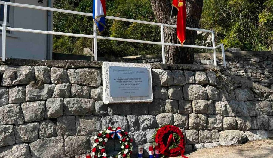 Svijeće i vijenci na mjestu gdje niko nije stradao