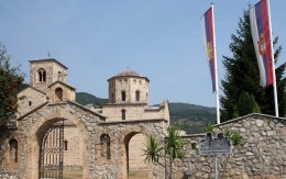 POLICIJA SPREMNA DA UPADNE U MANASTIR ĐURĐEVI STUPOVI Sud naredio oduzimanje spomenika Pavlu Đurišiću