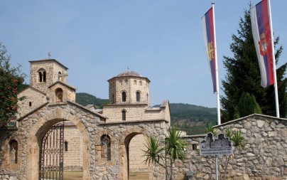 POLICIJA SPREMNA DA UPADNE U MANASTIR ĐURĐEVI STUPOVI Sud naredio oduzimanje spomenika Pavlu Đurišiću