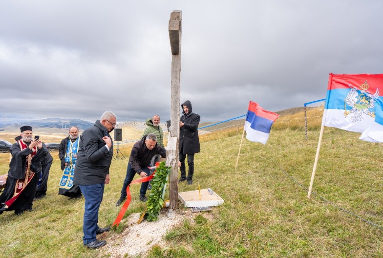 MANDIĆ POLOŽIO VIJENAC NA KRNOVU Dužnost nam je da se sačuva sjećanje na stradalu mladost Crne Gore