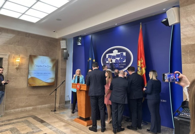 Poslanički klub DPS-a ponovo nasrtao na skupštinski logo i zid na kom se nalazi