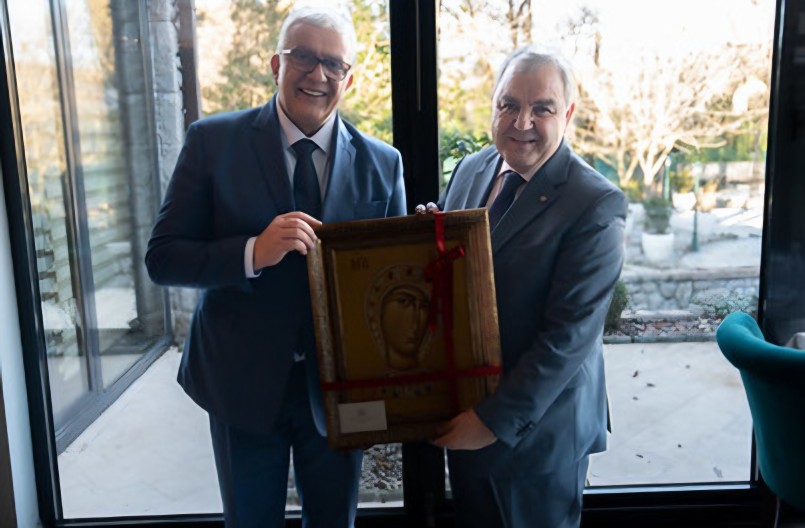 KABINET PREDSJEDNIKA SKUPŠTINE Ikonu Filermosu sjediniti sa desnicom Svetog Jovana Krstitelja i česticama Časnog krsta u Cetinjskom manastiru