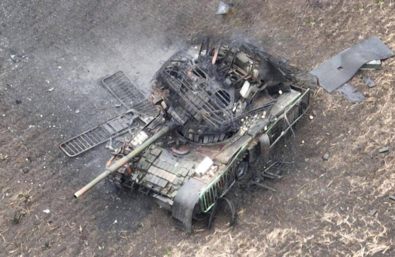 Dron ruskih marinaca pogađa ukrajinski tenk sa vojnicima (video)