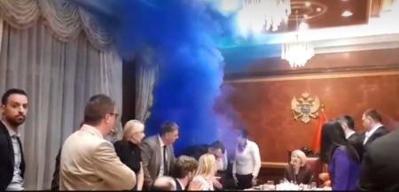 CRNOGORSKI KURTIJEVCI Opozicija u Crnoj Gori bacila dimnu bombu na sjednici skupštinskog odbora (video)