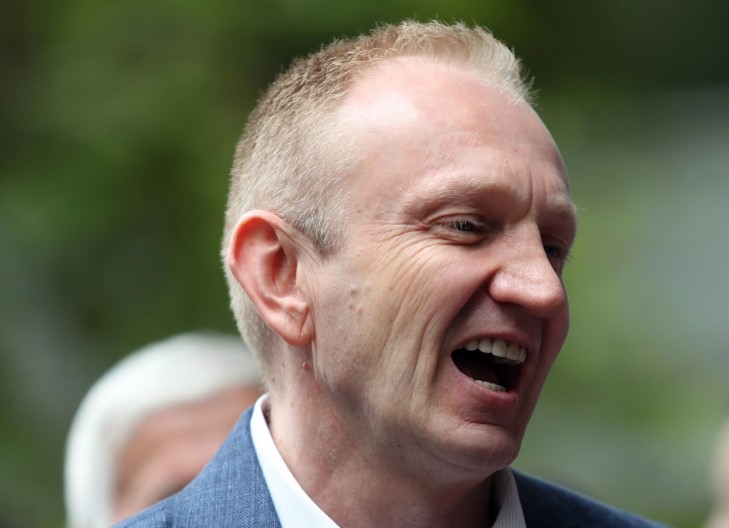 NASRTAO DA BI IZIGRAVAO ŽRTVU Dragan Đilas napao mlade aktiviste SNS jer mu se nisu dopale plakate koje su lijepili (video)