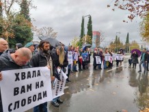 Protest porodica uhapšenih Srba iz Nikšića i slobodnih građana ispred Skupštine Crne Gore