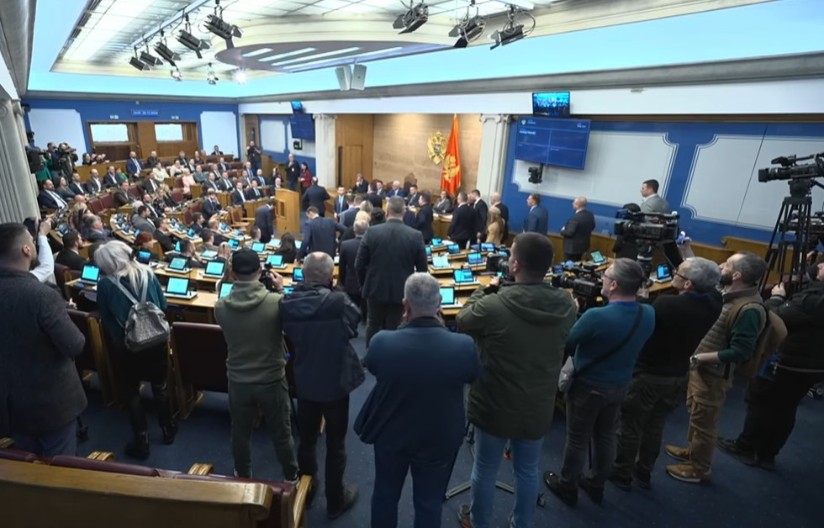 POLITIČKO KRILO MAFIJE KOLO VODI Politička manjina blokirala rad Skupštine Crne Gore (video)