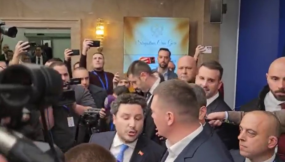 POLITIČKA MANJINA OTJERALA PREMIJERA SPAJIĆA Skupštinski haos se iz plenarne sale preselio u hol