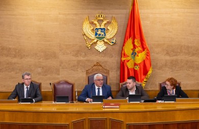 PONOVO HAOS U SKUPŠTINI Mandić izrekao kazne poslanicima opozicije, sjednica prekinuta