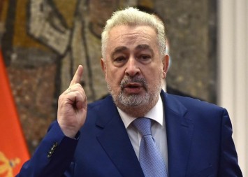 ZBOG PRUŽENE RUKE PES-U Zdravko Krivokapić podržao Jakova Milatovića