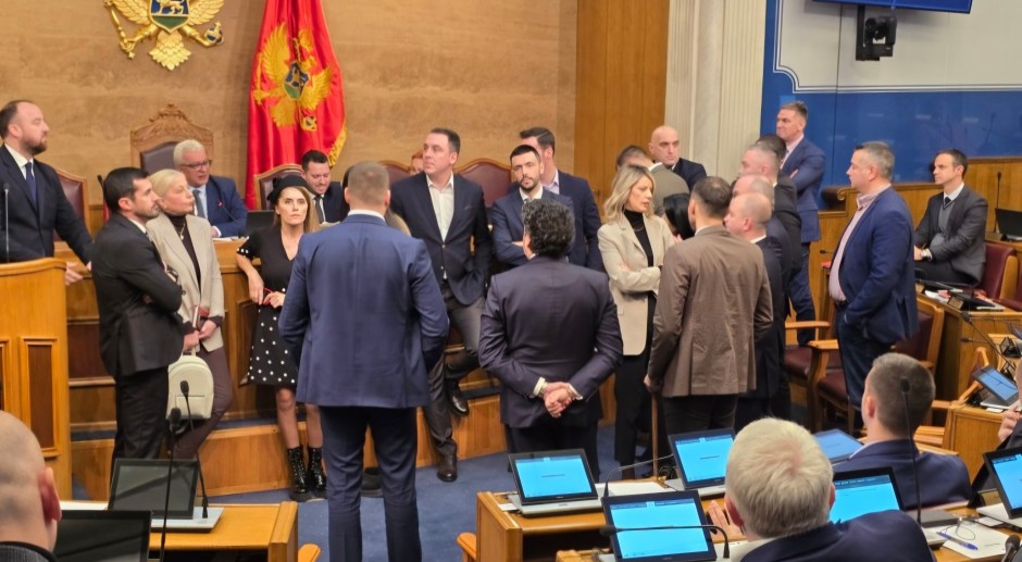 PREKINUTO ZASIJEDANJE SKUPŠTINE Mandić predložio da se opozicioni poslanici nose na leđima, samo da uđemo u EU (video)