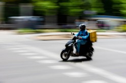 Poštar iz Tivta ukrao 11 hiljada evra pa uhapšen dok je služenim motorom htio da uđe u Srbiju