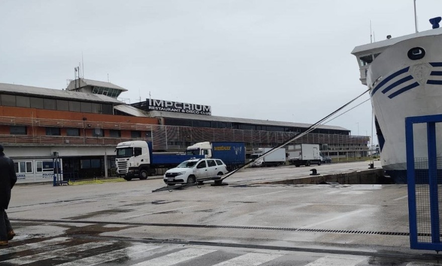 SPLIT Taksista sa putnikom sletio vozilom u more