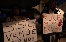 MILO SE KRIJE IZA PROTESTA KRVAVIH ŠAKA I U PODGORICI