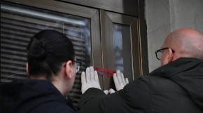 TERORU TERORISTA NEMA KRAJA Zatvoreni objekti Poreske uprave prihoda i Dunav osiguranja u Kosovskoj Mitrovici