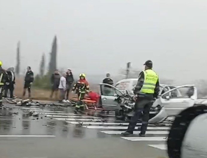 Više osoba povrijeđeno u teškoj saobraćajnoj nesreći kod KAP-a (foto)