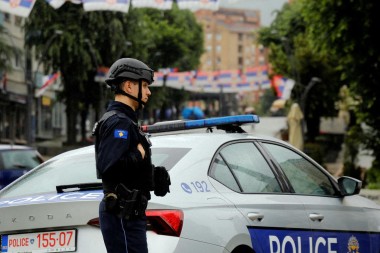 TERORISTI TERORIŠU Tri mladića iz Crne Gore uhapšena na Kosovu i Metohiju zbog naljepnice