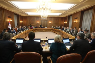 Vlada Srbije usvojila uredbu za povećanje plate prosvjetarima po pet odsto u martu i oktobru