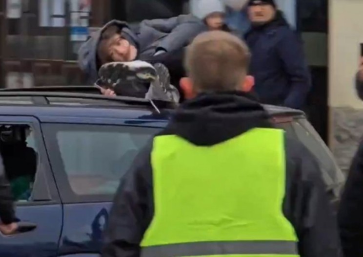 Policija identifikovala i uhapsila vozača koji je autom udario studentkinju na protestu