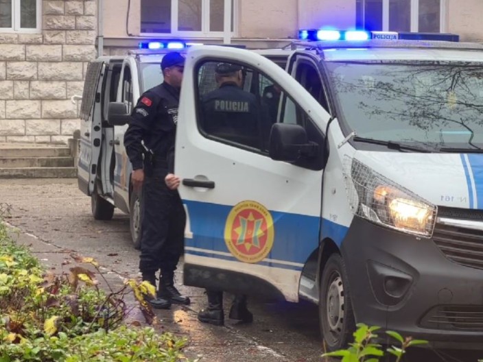 Budvaninu do mjesec dana pritvora zbog paljenja BMW-a sveštenika Backovića