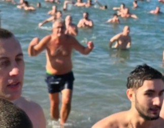 Ambasador Srbije plivao za Časni Krst u Jadranskom moru