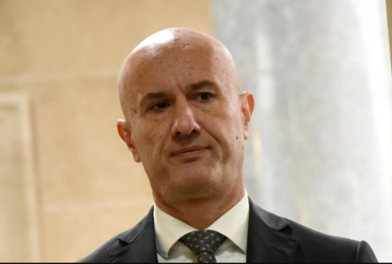 LJULJA MU SE MASKA NA NOSU Poslanik PES-a ima simpatije za kamosjutraške proteste protiv vlasti čiji je dio