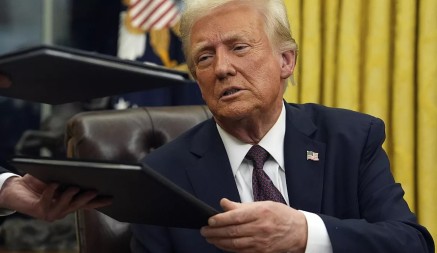 Tramp potpisao dekret o obustavljanju pomoći Ukrajini i prognozirao probleme Putinu