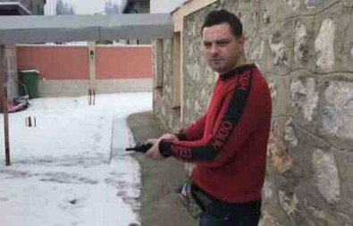 NARKOMANČINA MAMINA Miloš Medenica lomio automobile policajcima i prijetio im da ima života i posle uniforme