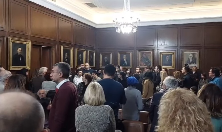 OPOZICIJA JE SPREMNA NA SVE Huliganski upad u Maticu srpsku, prekinuta Svetosavska akademija (video)