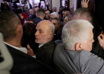 INCIDENTI U SKUPŠTINI SRBIJE Poslanici koalicije NADA spriječili održavanje kolegijuma