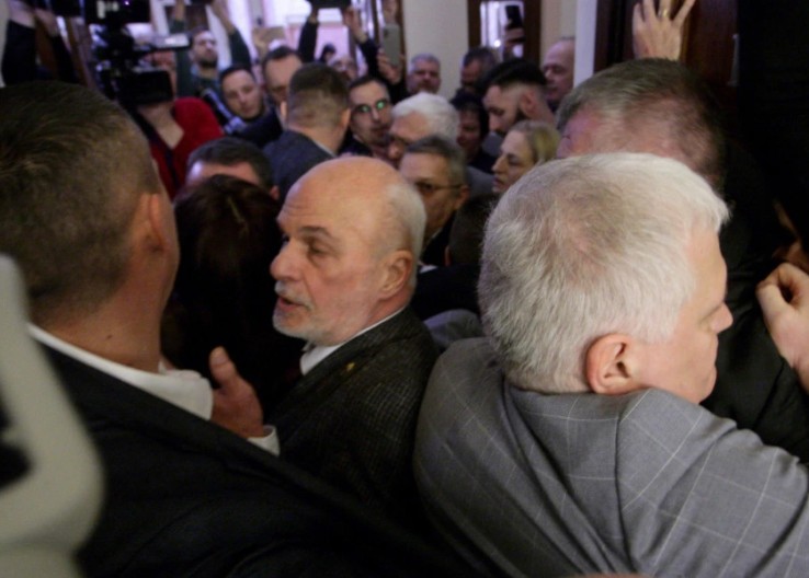 INCIDENTI U SKUPŠTINI SRBIJE Poslanici koalicije NADA spriječili održavanje kolegijuma