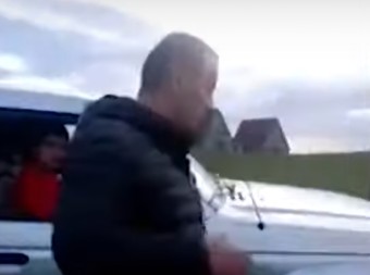 BESUDNA ZEMLJA Policajac koji je momku u Bijelom Polju psovao srpsku majku i oteo trobojku, na sudu naplatio duševne bolove