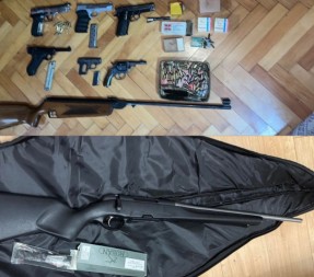 Policija pronašla arsenal oružja pa uhapsila dvije osobe
