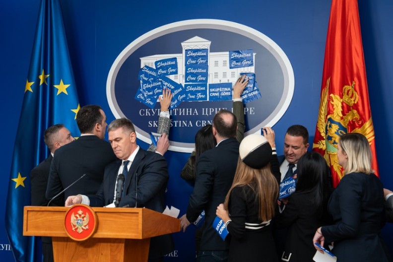 SPECIJALNA OPERACIJA Poslanici DPS-a nasrtali na skupštinski zid dok su pokušavali da skrnave novi logo institucije u kojoj su zaposleni (foto)