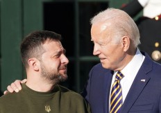 OKRIVIĆE ŠOLCA I MAKRONA Zelenski krivi Bajdena za početak rata u Ukrajini