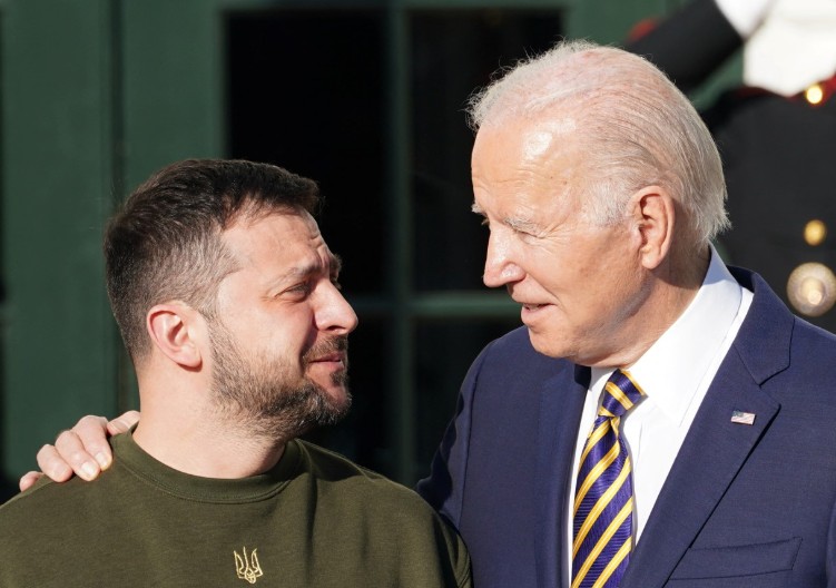 OKRIVIĆE ŠOLCA I MAKRONA Zelenski krivi Bajdena za početak rata u Ukrajini