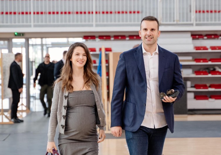 VIKTORIJA DOBILA BRATA PO OCU Vanbračna izabranica crnogorskog premijera Milena Tošić mu rodila sina