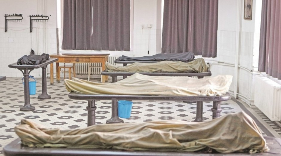 Studenti u blokadi igraju stoni tenis pored zavještanih tijela na Institutu za anatomiju (video)