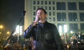 Studenti izviždali komedijaša Zorana Kesića na blokadi u Novom Sadu pa mu zapjevali (video)