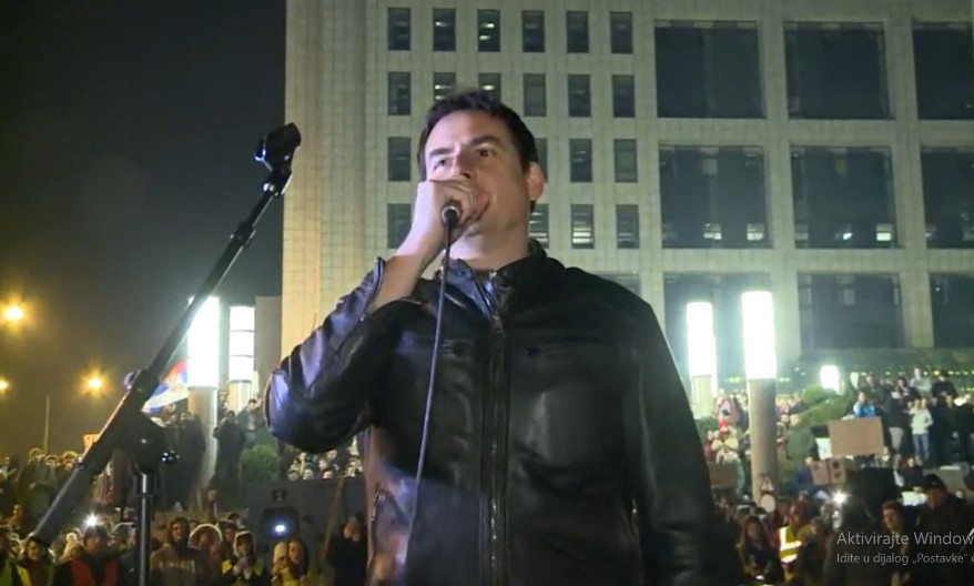 Studenti izviždali komedijaša Zorana Kesića na blokadi u Novom Sadu pa mu zapjevali (video)