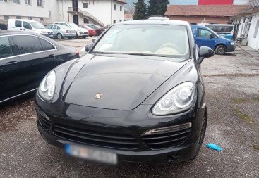 PAO ŠTEK Od pohapšenih "kavčana" oduzeti luksuzni automobili, pronađeno oružje i droga